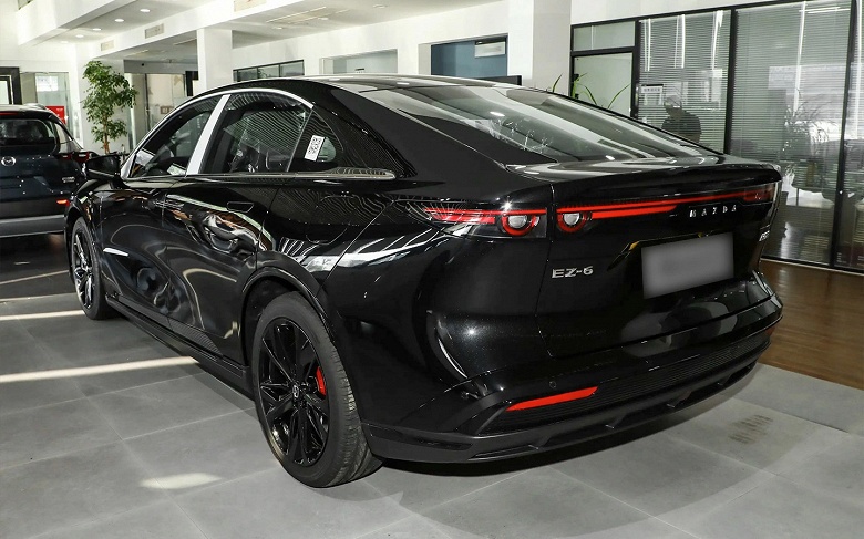 Ну и что, что Mazda 6 ушла из России? У крупного дилера появились гибриды Mazda EZ-6 &mdash; по цене Toyota Camry