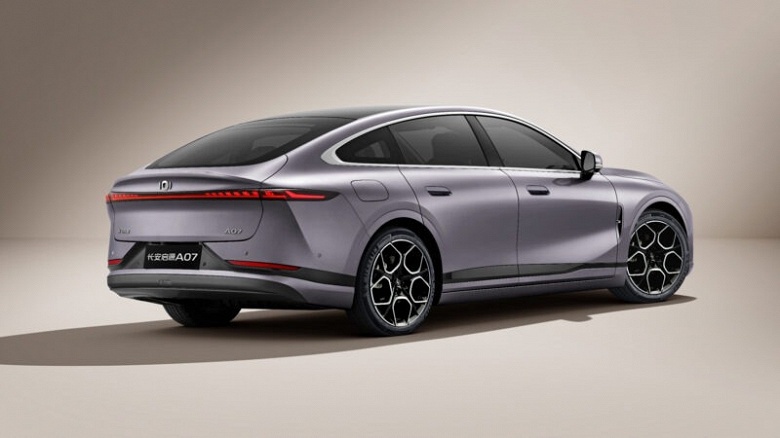 Одноклассник Toyota Camry с запасом хода более 1500 км, дешевле 20 000 долларов. Представлен Changan Nevo A07 2026