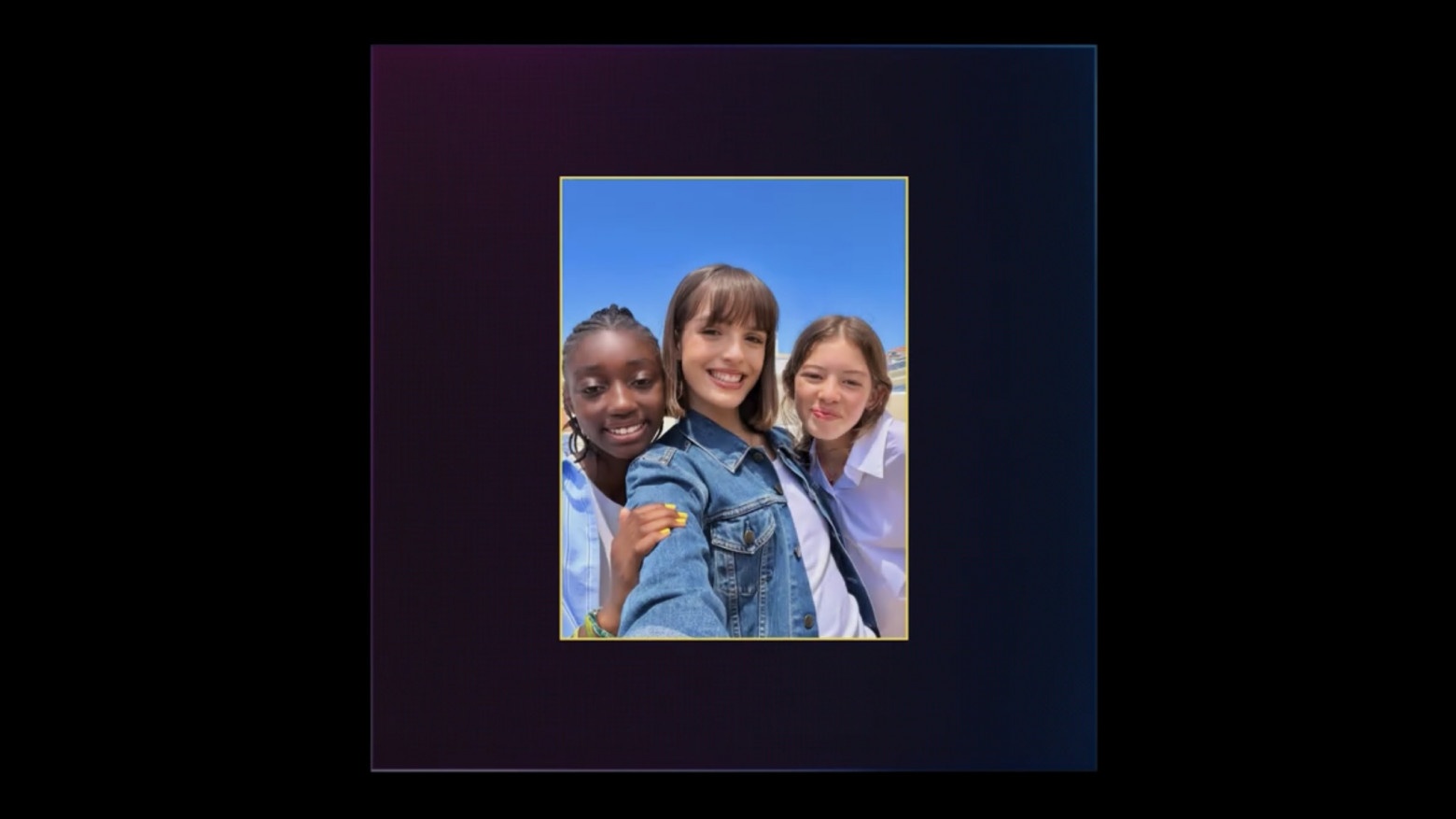 Новый квадратный модуль фронтальной камеры позволит сфотографировать всю вашу широкую толпу на селфи без обрезки! 