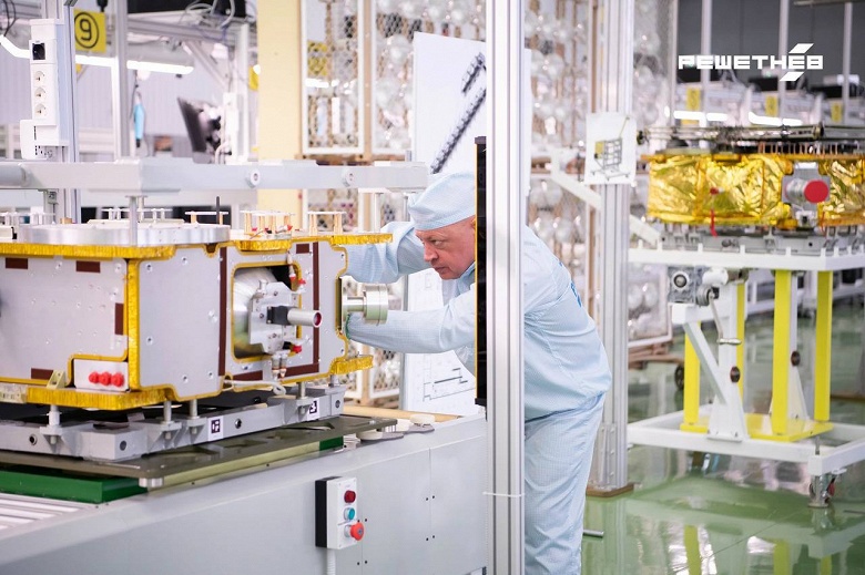 В России представили первую платформу для серийного производства спутников