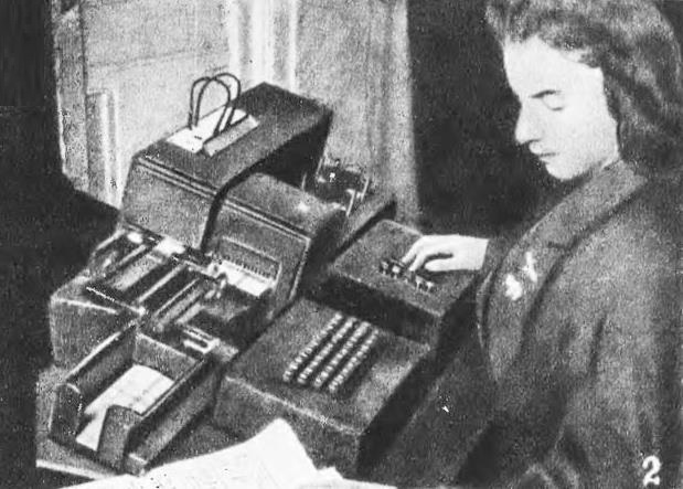 Запись информации на перфокарты. Фото из журнала «Техника — молодежи», 1947 год. Источник.