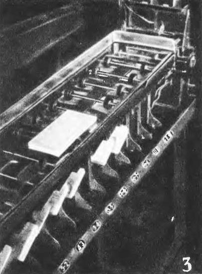 Сортировка перфокарт. Фото из журнала «Техника — молодежи», 1947 год. Источник.