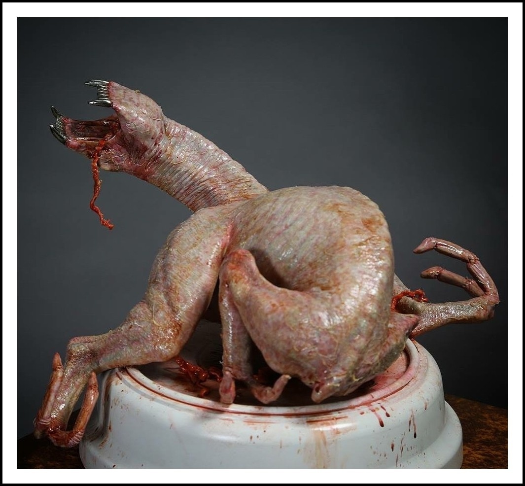 Статуя концептуального грудолома