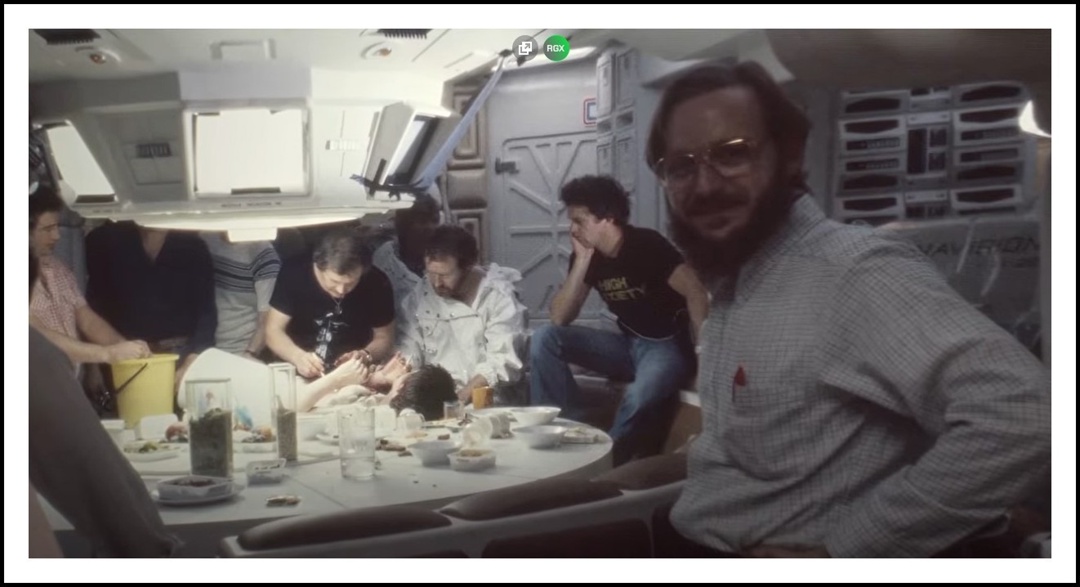 Лукаво улыбается, зная, ЧТО БУДЕТ дальше