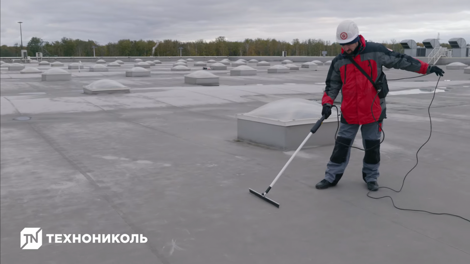 Мы крепим заземление прибора к металлической конструкции крыши на магнит или прищепку, затем водим специальным электродом по поверхности гидроизоляции. В местах повреждений происходит замыкание — возникает искра, и прибор тут же сигнализирует об обнаруженном дефекте звуком и световым индикатором. Так мы можем найти микротрещины размером даже меньше миллиметра.