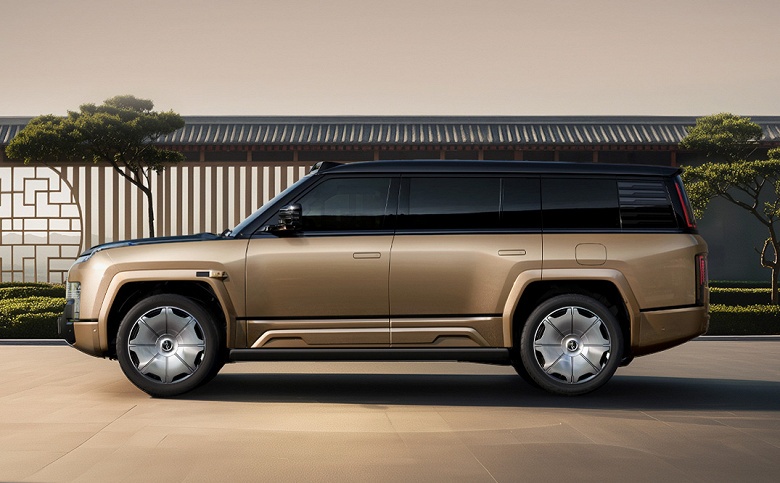 Китайский внедорожник, который покажет Rolls-Royce и Bentley, что такое люкс. Представлен BYD Yangwang U8L Dingshi Edition: 5,4 метра длины, 1200 л.с., роскошь и золото &mdash; недорого