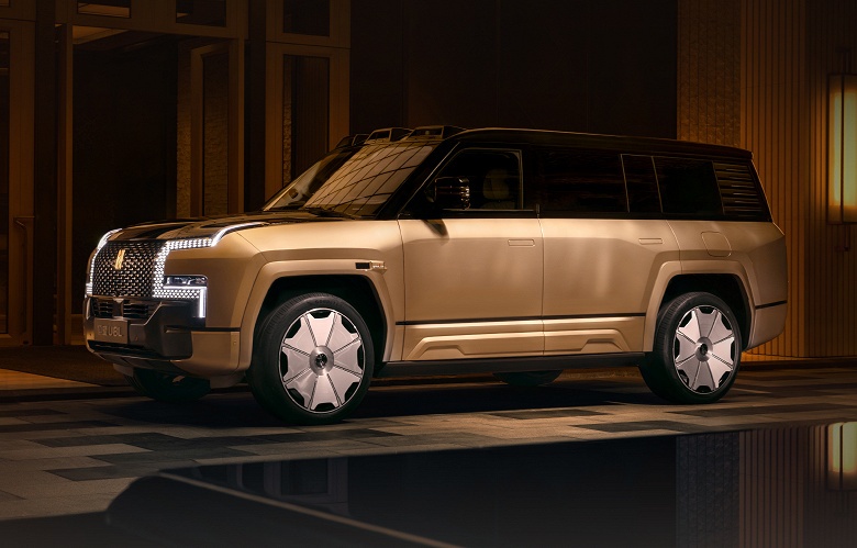 Китайский внедорожник, который покажет Rolls-Royce и Bentley, что такое люкс. Представлен BYD Yangwang U8L Dingshi Edition: 5,4 метра длины, 1200 л.с., роскошь и золото &mdash; недорого