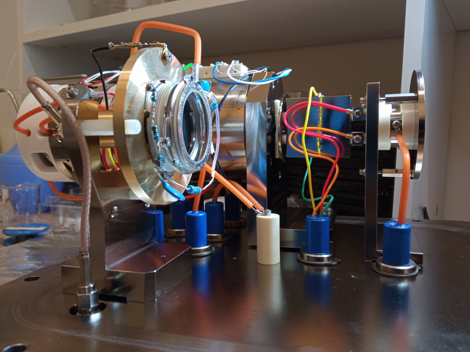 ВЭУ-7-БК  установленный  на  оригинальное  крепление  от  MagneTOF.  Видны  сетка  и  делитель напряжения выполненный навесным монтажом.