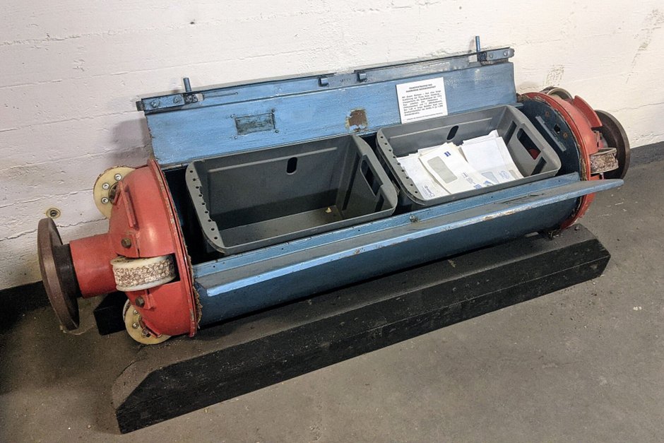 Транспортный ящик для Großrohrpost. Засыпать в такой можно было до 2 000 писем на радость принимающей почтовой службе (Источник)