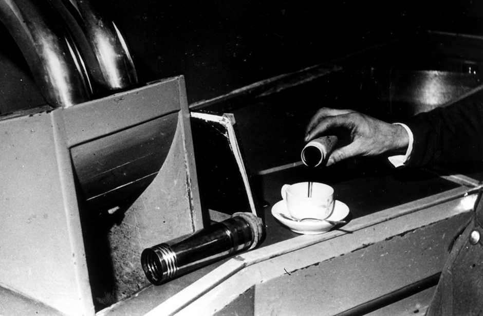 Самое время выпить кофе или какао возле любимого пневмоприемника! Найти оригинал не удалось, но оставим как возможный исторический факт