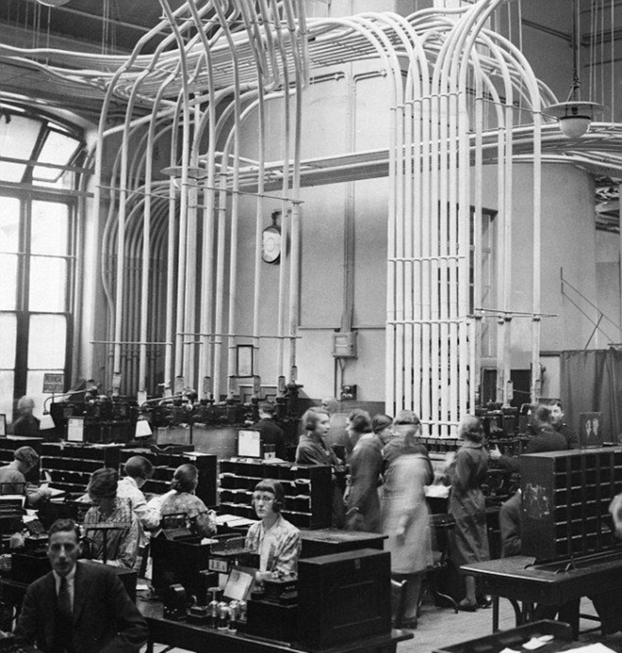 1932 год. Пневматическая установка в Главном почтовом управлении Лондона. Смотрите, здесь уже есть опенспейс, а девушка в очках как бы говорит себе: «Сейчас бы в отпуск, а не вот это вот все»