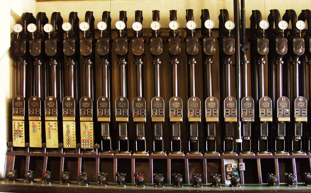 Контроллеры в Пражской системе. Работа для внимательного: переключатели всегда возвращались в исходное состояние после прохождения ответвлений, поэтому капсулы нужно было ставить в правильном порядке (Источник)