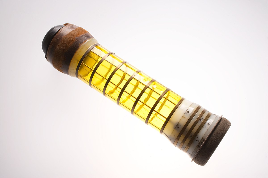 Пневматическая капсула из США, ориентировочно 1970-х годов. Весьма изящная, зачастую капсулы были алюминиевые и неказистые (Источник)