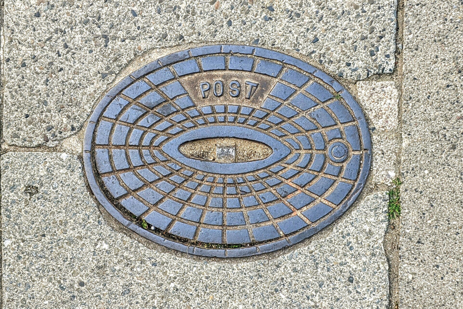 Крышка люка для откачки конденсата из пневматических труб (Источник)