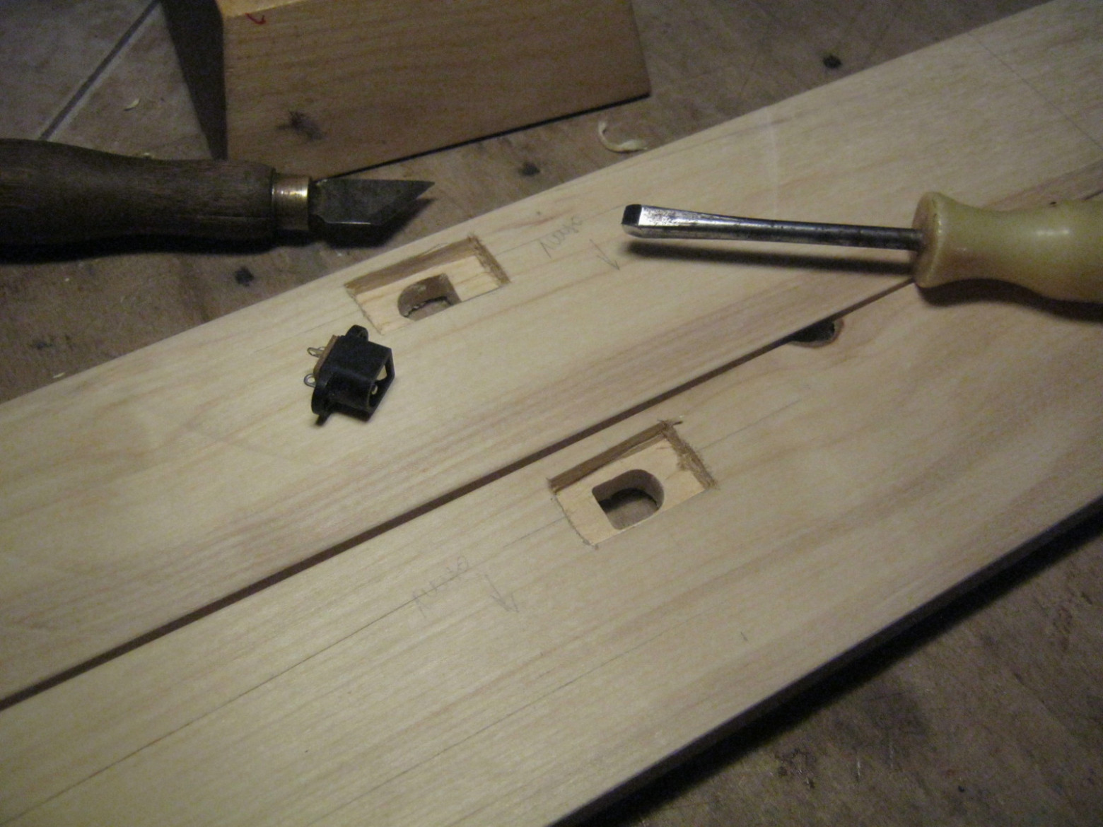 Фото 4.1. В нижней стеночке рамы устанавливаем стандартный блочный низковольтный разъём — после сборки делать это будет неудобно. Посадочное место зависит от конструкции имеющегося гнезда. На фото — пластиковый вариант, с креплением за два ушка, для него приходится лобзиком выпиливать фасонное отверстие и срезать этакой могилкой часть материала Фото 4.1. В нижней стеночке рамы устанавливаем стандартный блочный низковольтный разъём — после сборки делать это будет неудобно. Посадочное место зависит от конструкции имеющегося гнезда. На фото — пластиковый вариант, с креплением за два ушка, для него приходится лобзиком выпиливать фасонное отверстие и срезать этакой могилкой часть материала