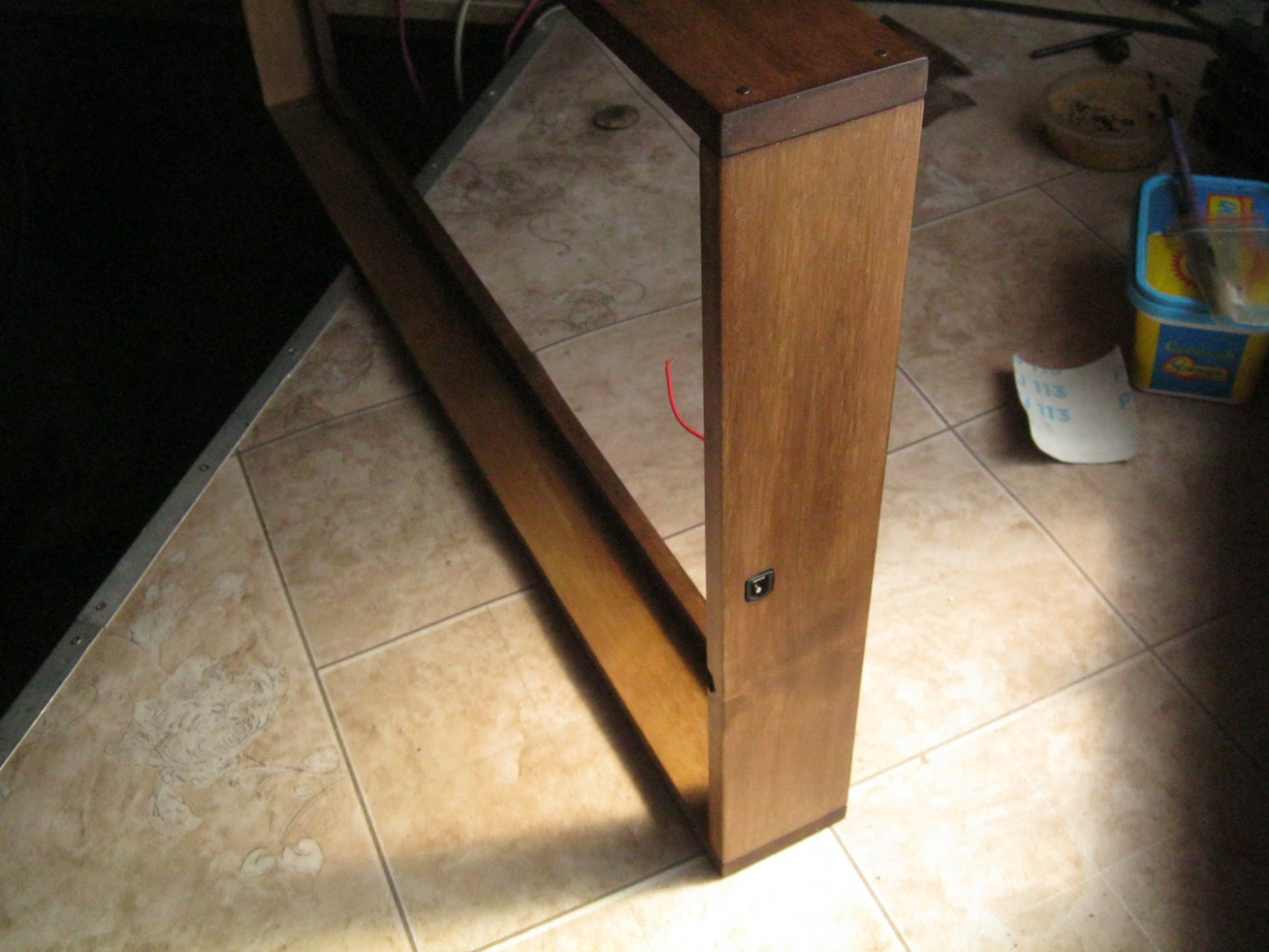 Фото 4.3. Вид гнезда снаружи. При желании внутреннюю могилку для него можно сделать чуть мельче, а снаружи прикрыть нетолстой декоративной накладкой, например, из полированной латунной пластинки (фигурной, с декоративным травлением и искусственной патиной)