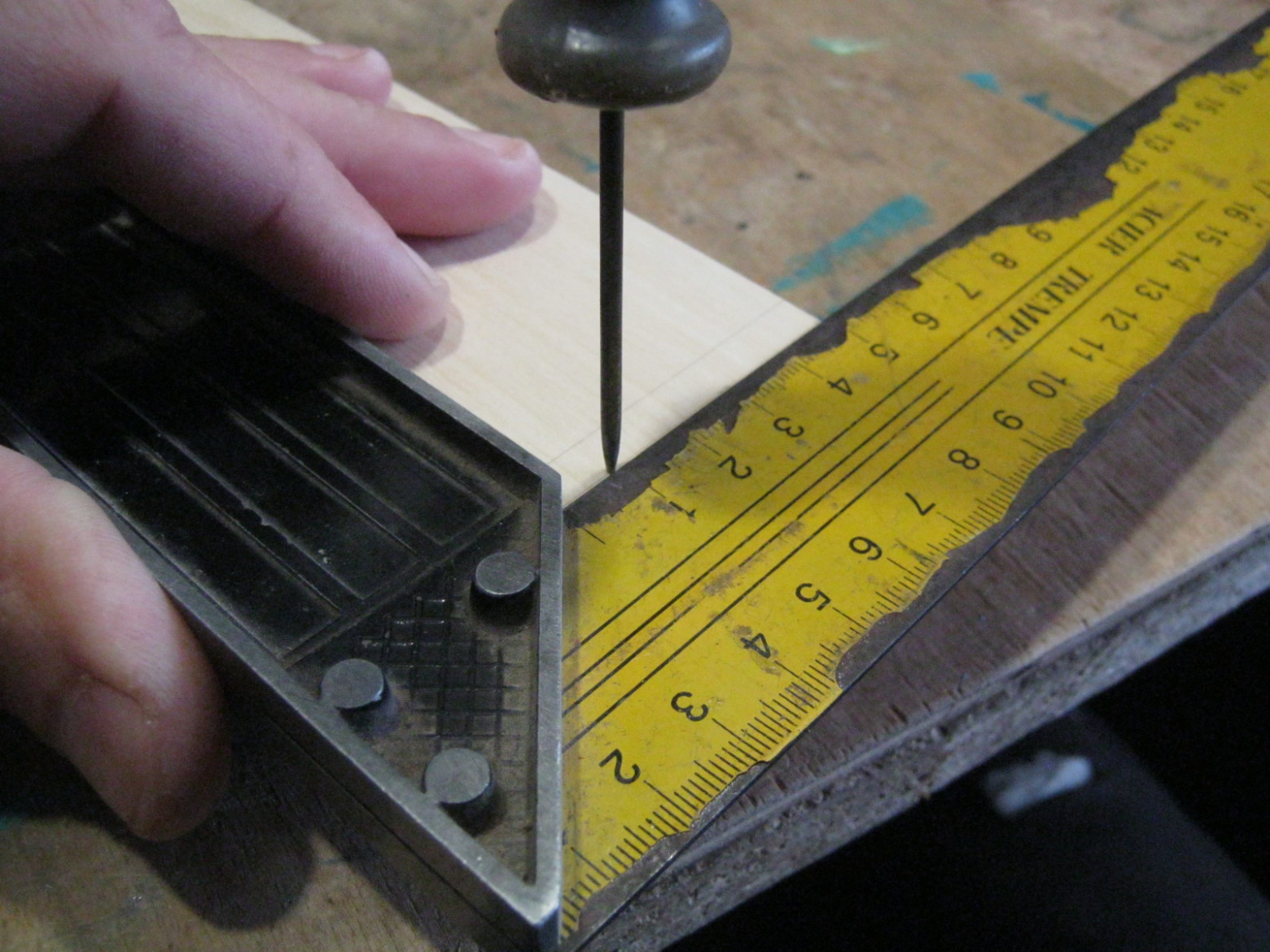 Фото 4.5.Крепёж деревянных деталей сборной рамы виден снаружи — он должен быть аккуратен и однообразен. Места для гвоздиков тщательно и одинаково размечаем, накалываем шилом и предварительно сверлим — кроме прочего, наша берёза — дерево колкое 