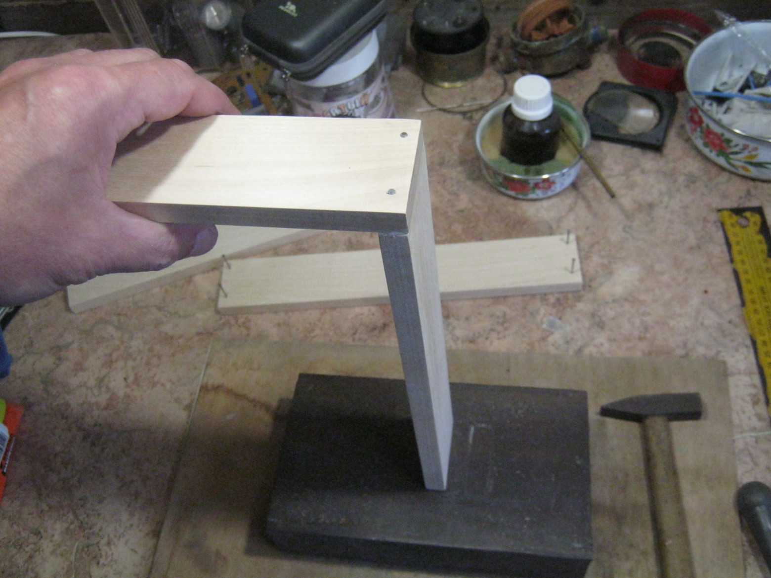 Фото 4.6. Собираем стороны ящика на столярный ПВА и гвоздики достаточной длины. Выступивший клей немедленно удаляем влажной чистой тряпочкой, гвозди для забивания в тонкие детали лучше притупить — такие их концы будут сминать волокна древесины, острия же их раздвигают, что способствует расколам. ПВА лучше иметь не быстросхватывающийся