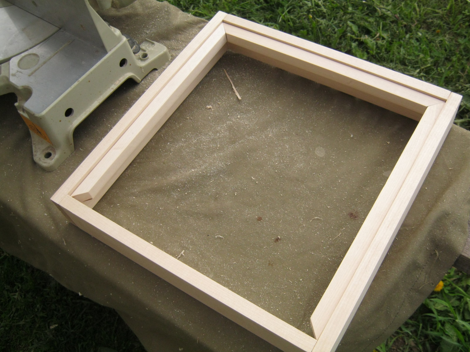 Фото 4.7. Внешние бортики рамы подгоняем и устанавливаем также — на клей и мелкие гвоздики