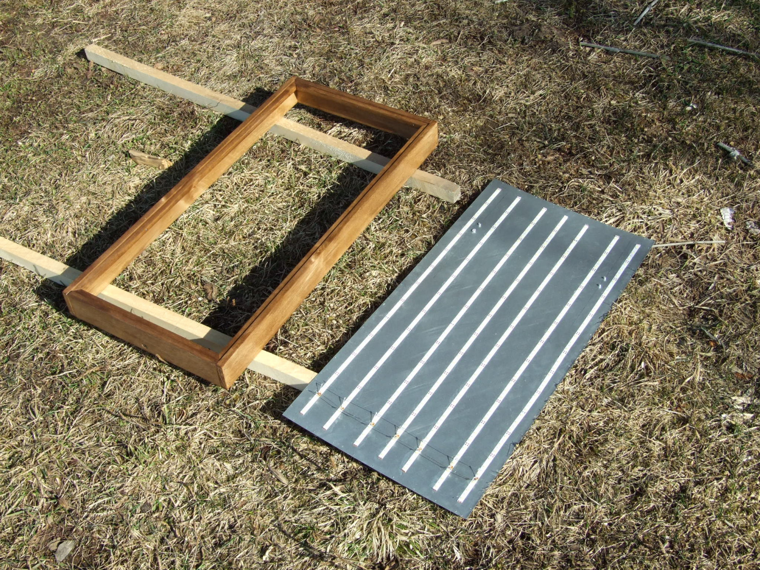 Фото 6.3. Задняя стенка — лампа подсветки, со своей рамой. Светильник без витража. При изготовлении лампы, до наклеивания лент, стоит разметить и просверлить по периметру отверстия для гвоздиков или мелких шурупов, после наклеивания — сделать и установить подвес или пару