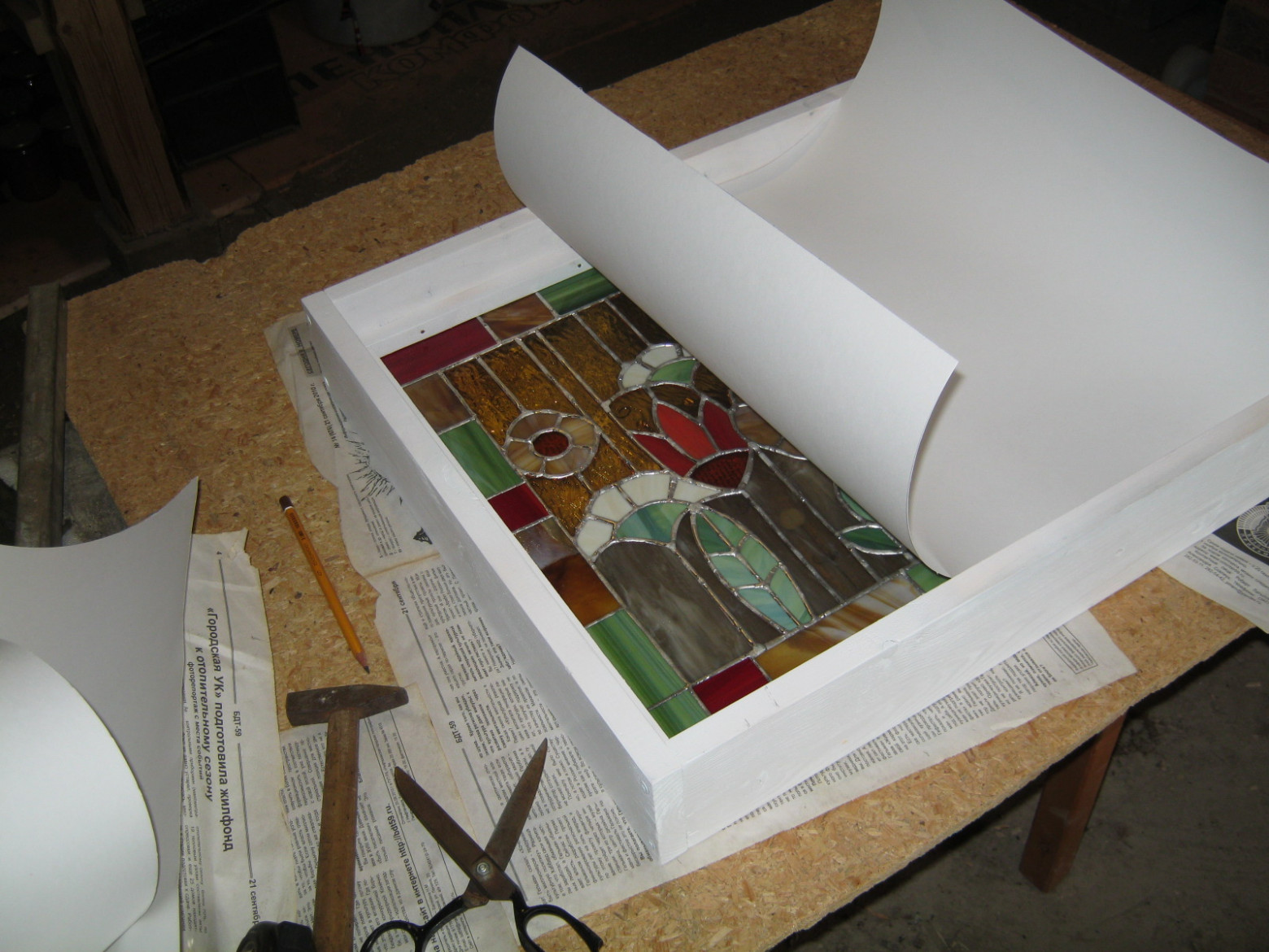 Фото 7.2. На брусочках мебельным степлером прибивается рассеиватель — слой кальки, писчей бумаги или даже тонкий ватманский лист