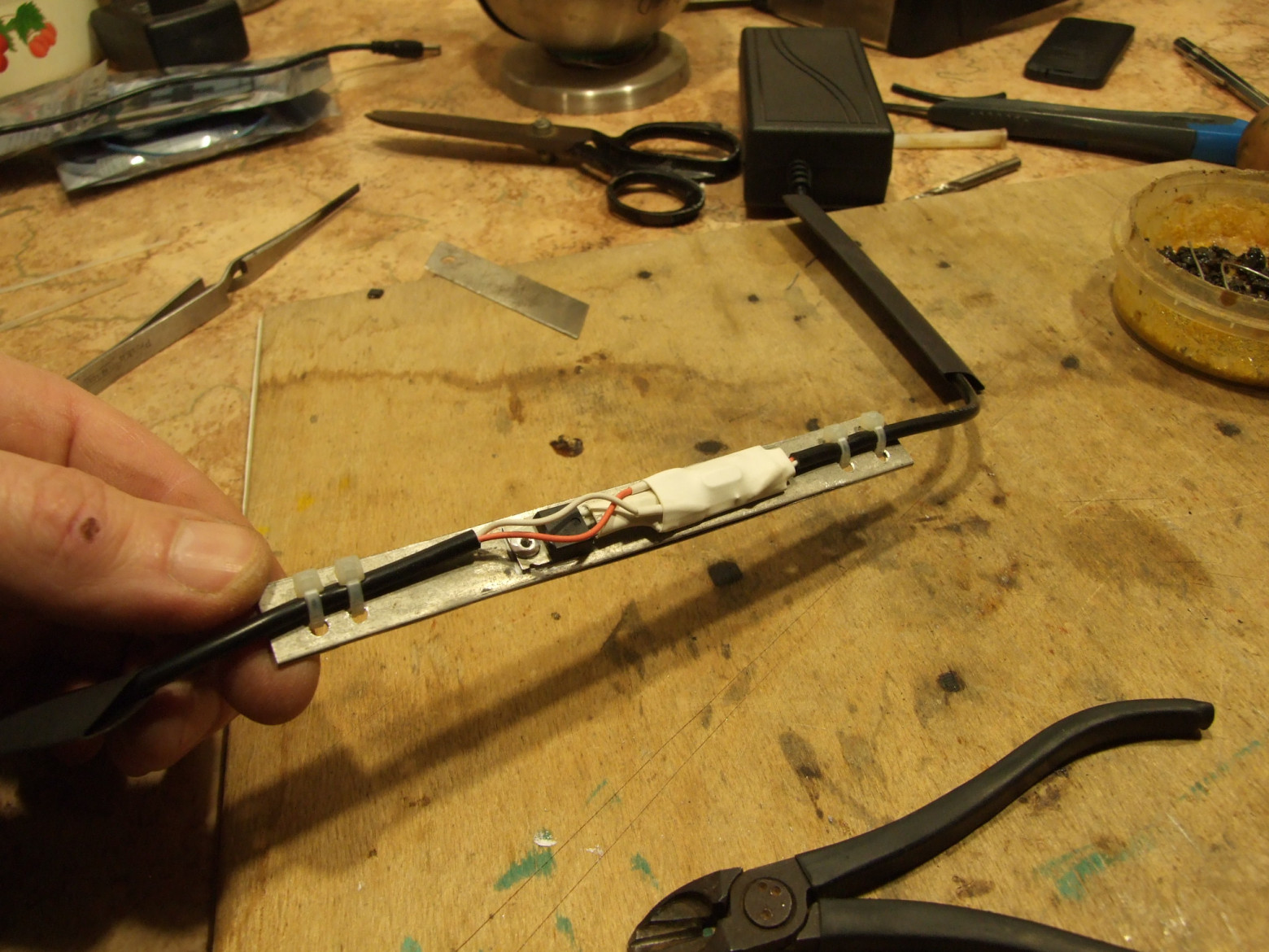 Фото 8.2. Замена табельного полевого транзистора на более мощный с теплоотводом. Вид открытого доработанного модуля