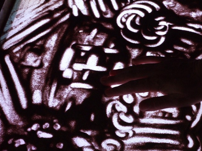 Фото 9.1. Световой стол — преотличная забава для детей и взрослых. Светодиодную ленту здесь лучше применить цветную