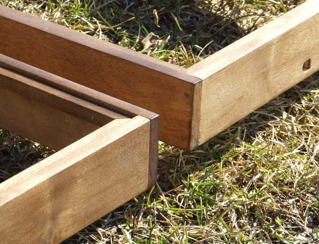 Фото 2.3. Углы двух коробок. Лучше, чтобы швы нижней стеночки висящей коробки работали на сдвиг, а не на отрыв, особенно если это коробка для крупной (и тяжёлой!) стеклянной работы. На одной из рам видно посадочное место для низковольтного электрического разъёма