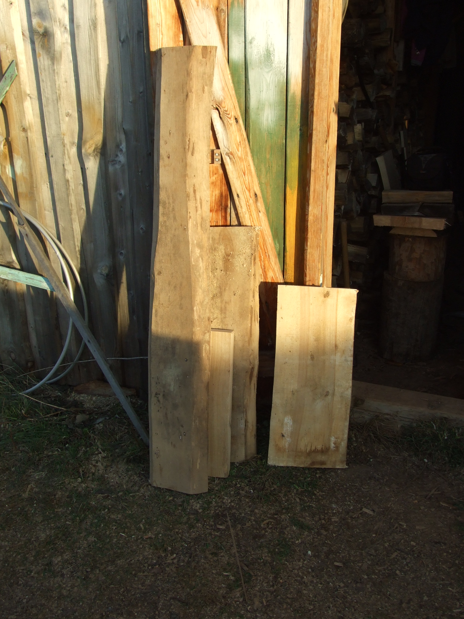 Фото 3.1. Из подходящих сухих (min 1,5…2 года естественной сушки) пилорамных досок вырезаем куски без существенных дефектов, нужной длины с небольшим припуском. На фото — отрезки берёзовых досок ~50 мм толщиной — местное дерево, дешёвое, с плотной и светлой древесиной