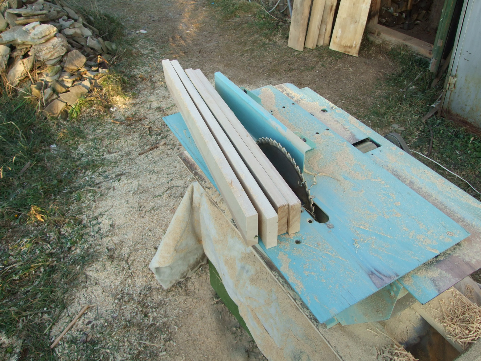 Фото 3.3. На той же циркулярной пиле крупные деревяшки распускаем на тонкие досочки и рейки