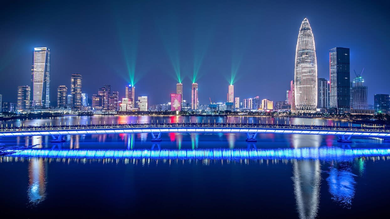  Иногда люди публикуют фотографии китайских городов ночью (это Шэньчжэнь), чтобы показать, насколько футуристично они выглядят, особенно по сравнению с западными городами. Но на самом деле всё сводится к тому, что повсюду добавляют синие светодиодные ленты!