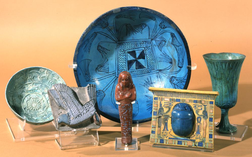 Различные объекты, использующие египетский синий, из Британского музея