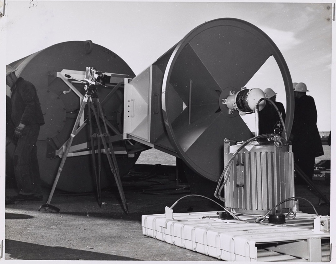 Принадлежащий береговой охране США навигационный буй, в который как раз устанавливают РИТЭГ SNAP-7A со стронцием-90 внутри