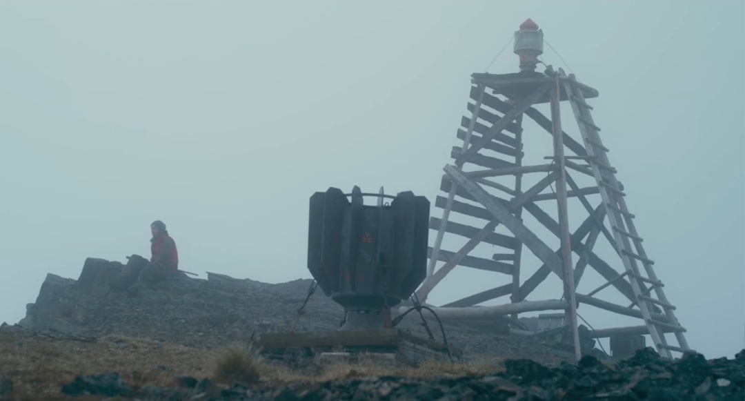 Наш главный герой снимается в фильме «Как я провёл этим летом» (позади сидит какой-то мужик)