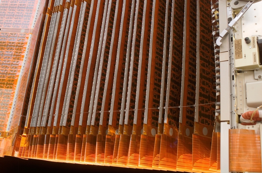 Одна из солнечных батарей американской части МКС в сложенном виде — после доставки на орбиту, астронавты развернули её вручную за шесть с половиной часов в открытом космосе. Снова фото из архива НАСА