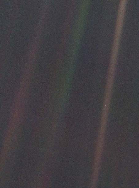 Разговор о Вояджере нельзя вести без упоминания прекрасной фотографии Pale Blue Dot. Видите эту маленькую точку справа, на коричневой полоске? Это наша Земля. Вояджер-1 на тот момент улетел уже на шесть миллиардов километров. И три РИТЭГа улетели вместе с ним, не забывайте