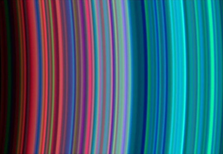 Учёные обнаружили уникальное явление в кольцах Сатурна: полосы света, напоминающие радуги, созданные выбросами с Энцелада