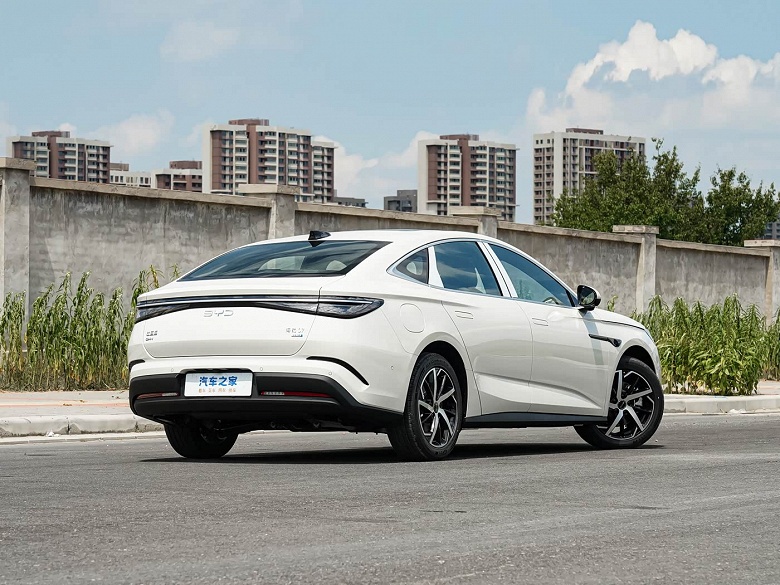 Больше Toyota Camry, мощнее и дешевле. Представлен BYD Seal 07 DM-i 2026: 272 л.с. и 230 км без бензина — всего 170 тыс. юаней (2,0 млн рублей) - 3 Больше Toyota Camry, мощнее и дешевле. Представлен BYD Seal 07 DM-i 2026: 272 л.с. и 230 км без бензина — всего 170 тыс. юаней (2,0 млн рублей)