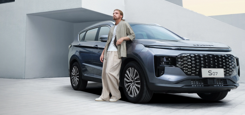 Машины ещё одного бренда будут поставлять в Россию с завода «СарыаркаАвтоПром» в Казахстане: речь идёт о Soueast S07 и S09 - 1 Машины ещё одного бренда будут поставлять в Россию с завода «СарыаркаАвтоПром» в Казахстане: речь идёт о Soueast S07 и S09