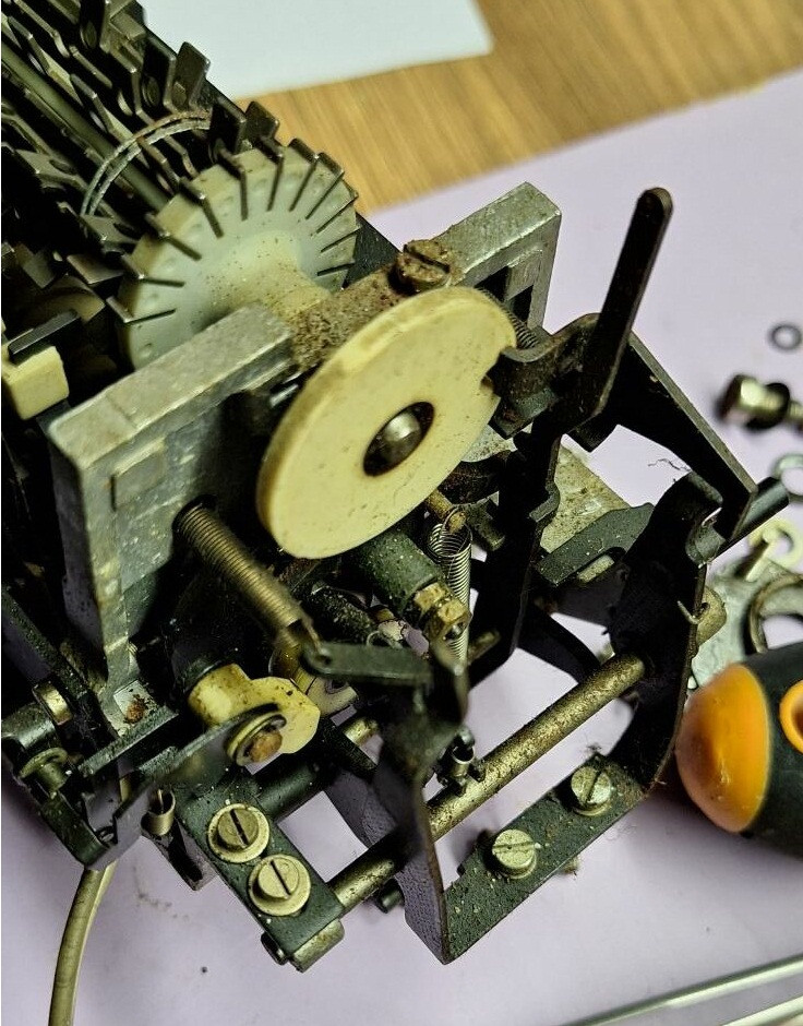 Спусковой механизм (внизу слева)