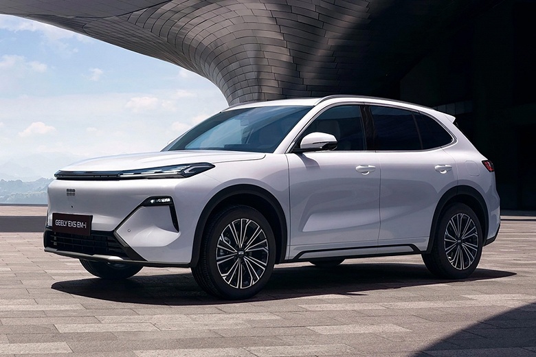 В России официально появится первый подключаемый гибрид Geely — Geely EX5 EM-i может проезжать до 1420 км на баке бензина - 1 В России официально появится первый подключаемый гибрид Geely — Geely EX5 EM-i может проезжать до 1420 км на баке бензина