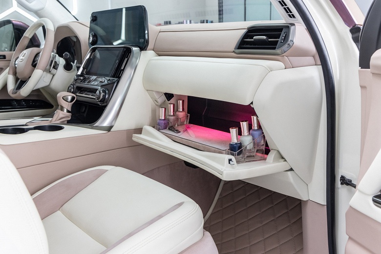 &laquo;Новая глава в истории Lexus&raquo;. Представлен розовый рамный Lexus Glam LX с маникюрным столиком и гримеркой в багажнике