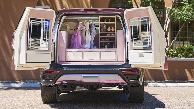 &laquo;Новая глава в истории Lexus&raquo;. Представлен розовый рамный Lexus Glam LX с маникюрным столиком и гримеркой в багажнике