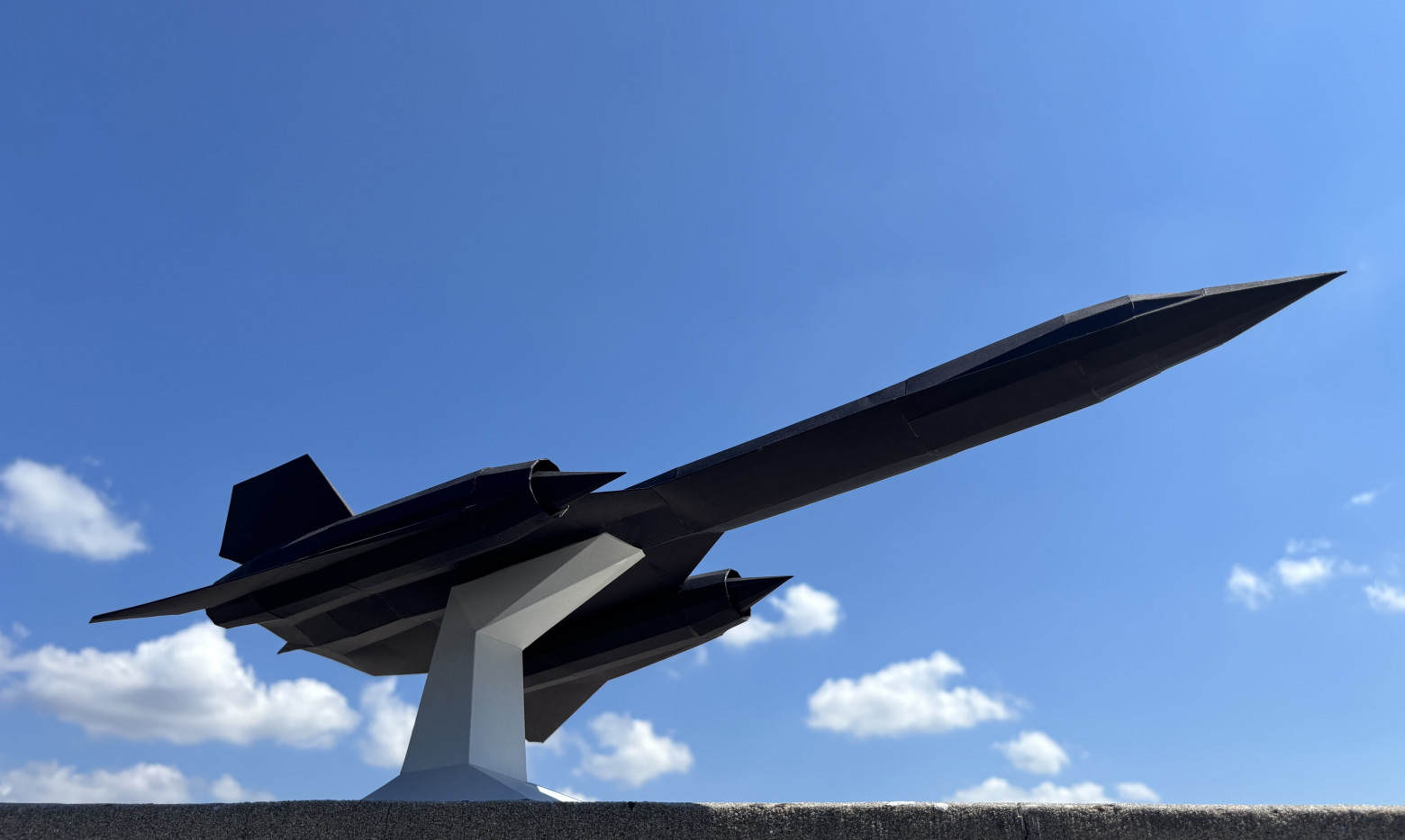 3D-моделирование из бумаги - 23 Side view of finished paper model, on its stand