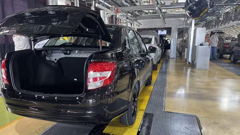 АвтоВАЗ в 2025 году выпустит более 300 тыс. машин. Вообще завод может выпустить &laquo;сколько угодно&raquo; машин, но здесь все определяет рынок