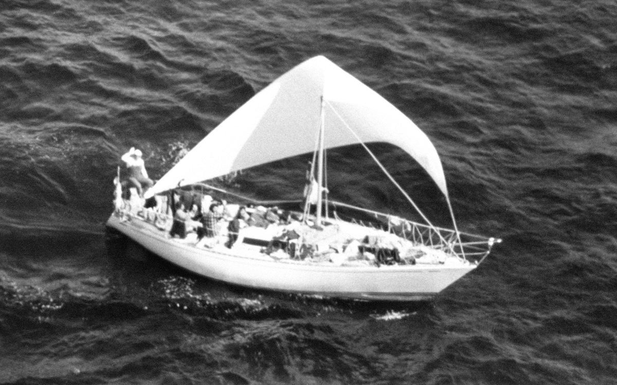 Ребята поставили jury rig после того, как сломало мачту. Взято из yachtingworld.com