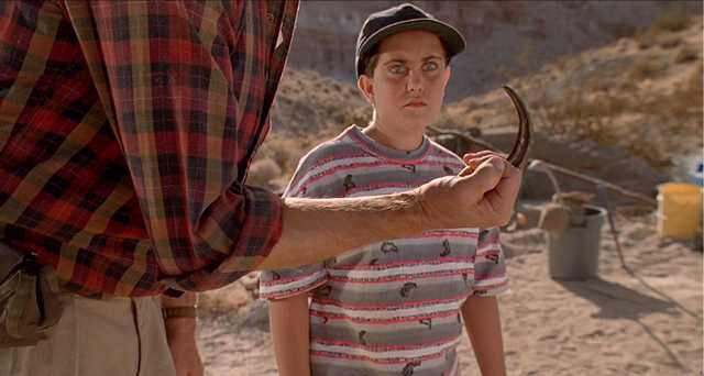 Сцена из «Парка Юрского периода». Алан Грант демонстрирует подростку коготь велоцираптора и говорит, что он использовался как инструмент для охоты. Источник.