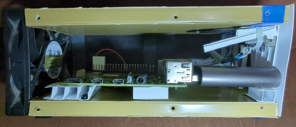 Внутренняя монтажная конструкция устройства PiKVM v2