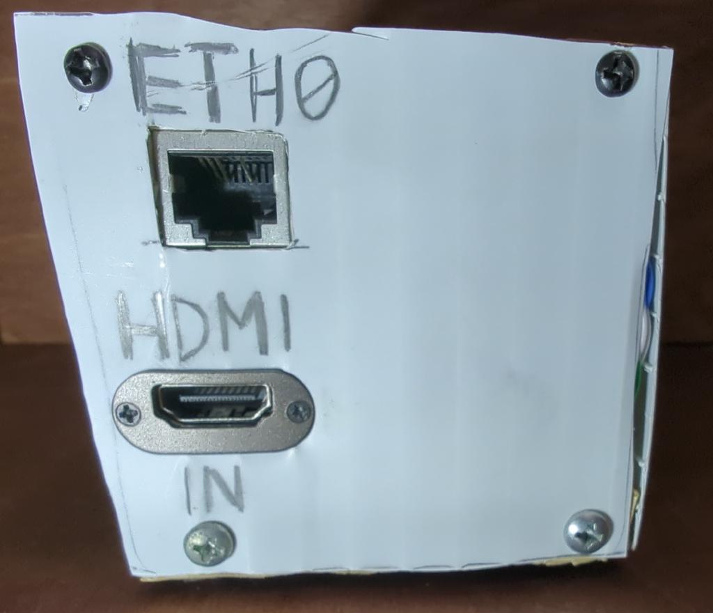 Порты Ethernet RJ-45 и вход HDMI, установленные на боковой стороне самодельного корпуса