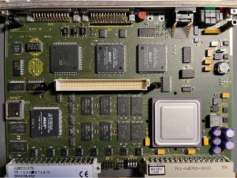 SVE2 на базе процессора AMD K6-2, родом из конца 90-х. Видны программируемые логические матрицы Altera MAX и чипы памяти Samsung, на которых хранится прошивка